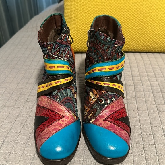 SoCoFy Ankle Boots - Picture 2 of 6